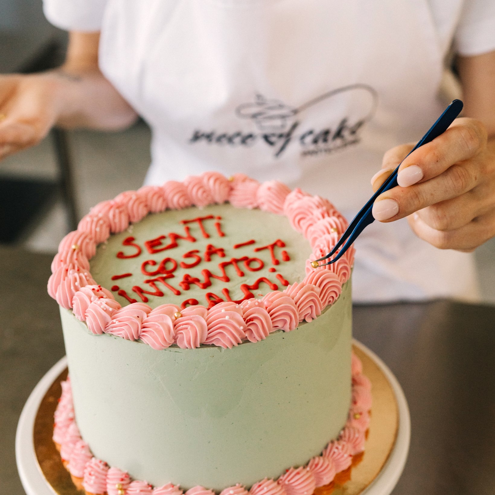 La cake designer decorando delle torte e cupcakes a Bologna. Cake Design a Bologna.