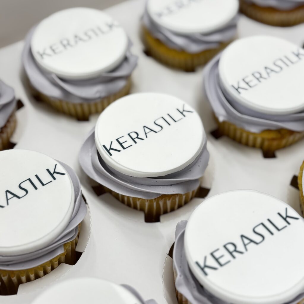Cupcakes con crema al burro meringata lavanda con topper bianco con logo aziendale scritto KERASILK