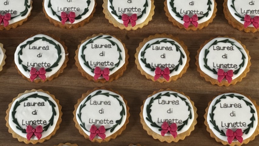 Biscotti di laurea personalizzati con il nome del laureato.
