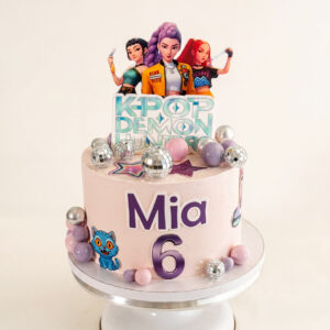 Torta tema K-Pop Demon Hunters per bambina 6 anni con palline disco e topper personalizzato - Piece of Cake Bologna
