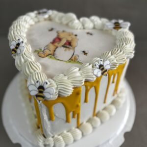 Torta di compleanno a tema orsetto dei cartoni animati