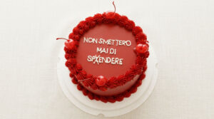 Torta personalizzata rossa con scritta a mano, copertura di crema al burro meringata e ciliegie fresche — Piece of Cake Italia, Bologna